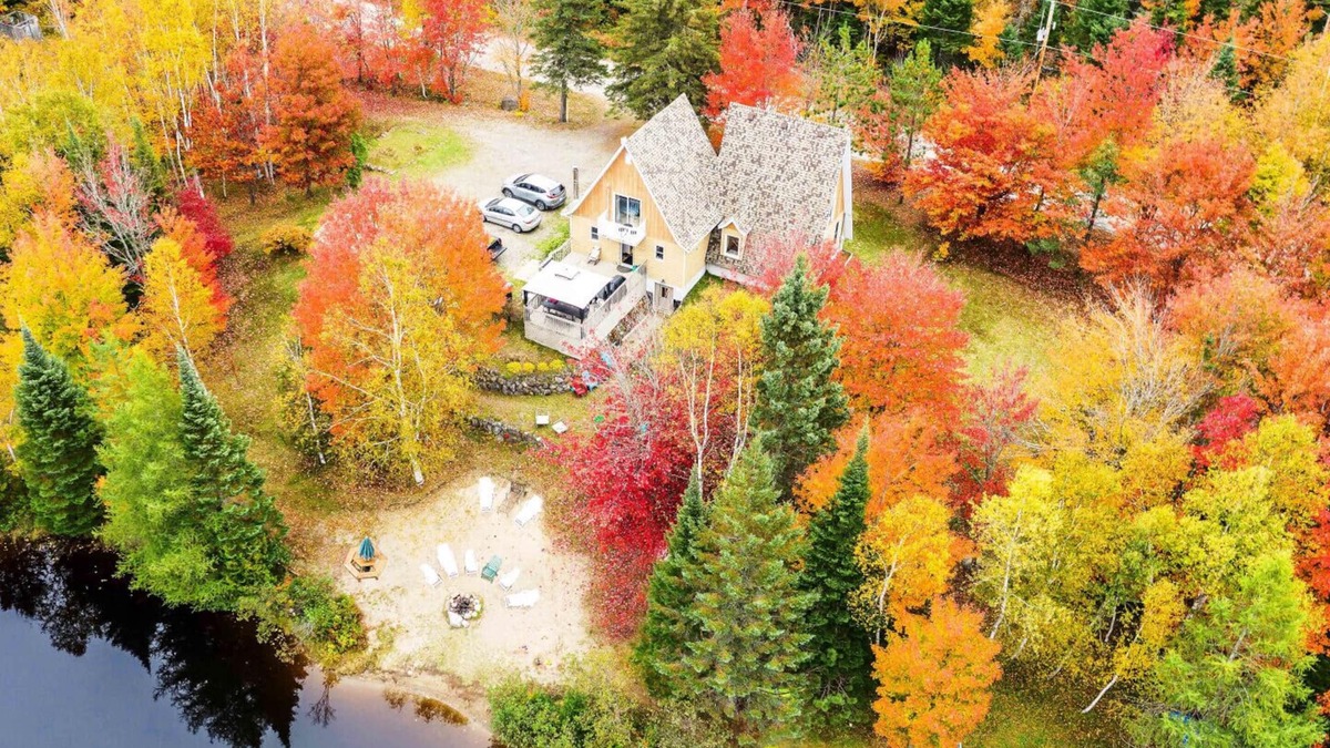 Lac-Swell Ski Chalet | Chalet Amico - Private Sandy Beach - 4 Bedrooms - Free Wi-Fi