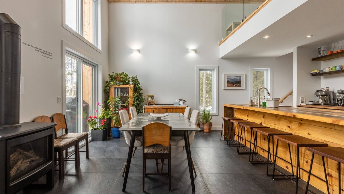 Sainte-Lucie-des-Laurentides Ski Chalet | Chalet Scandinave Dans les Laurentides-sauna-lac