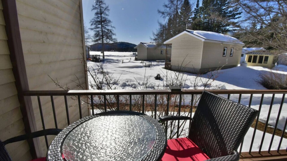 Sainte-Lucie-des-Laurentides House | Chalet La Terre - Spa et Plage de Sable Devant le Chalet Avec Embarcations