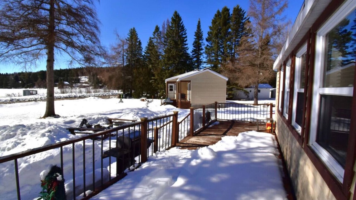Sainte-Lucie-des-Laurentides House | Chalet Le Bois - Bord de Plage et Spa Privé