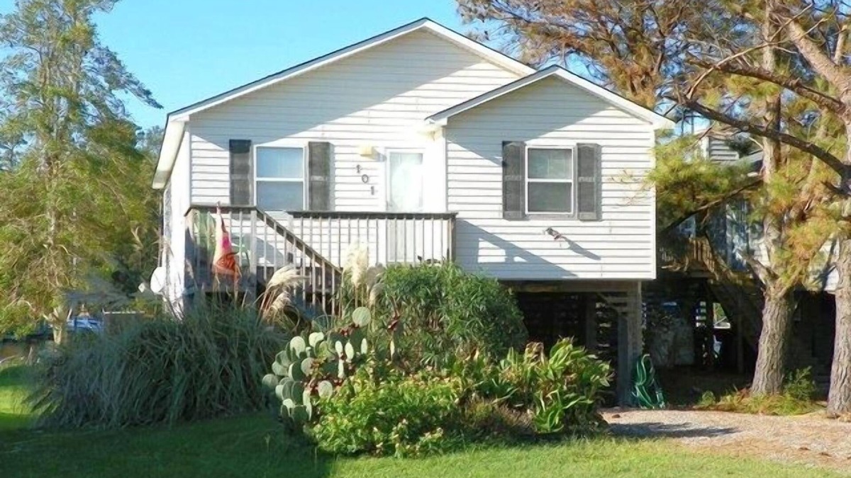 Colington Harbour House | CH101- Waterfront with 3 BRs, Community Pool, Tennis Courts, Soundfront Beach