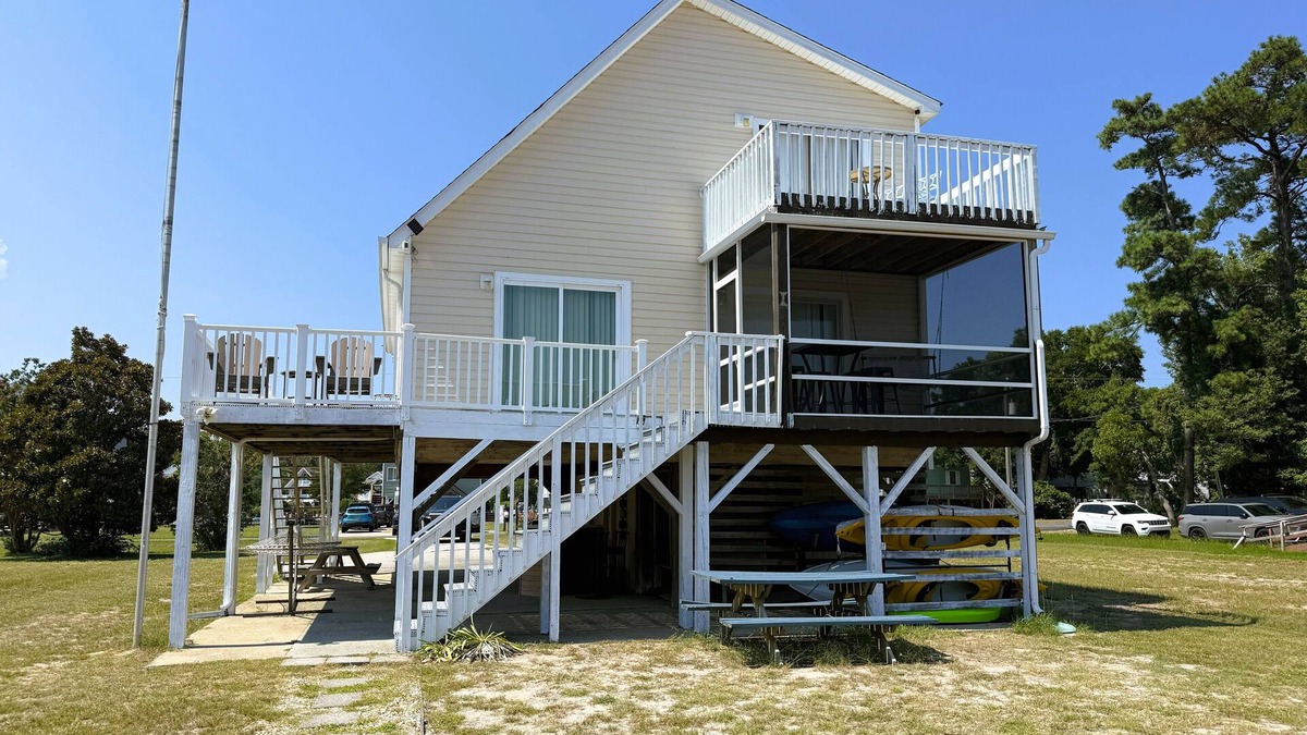 Colington Harbour House | CH219- 3 Bedroom Canal front Home with Private Dock and Kayaks!