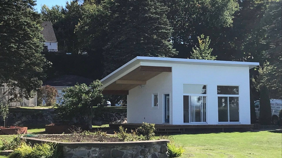 Saint-Michel-de-Bellechasse House | Chalet in the heart of an estate facing the Island of Orleans on the banks of the St. Lawrence
