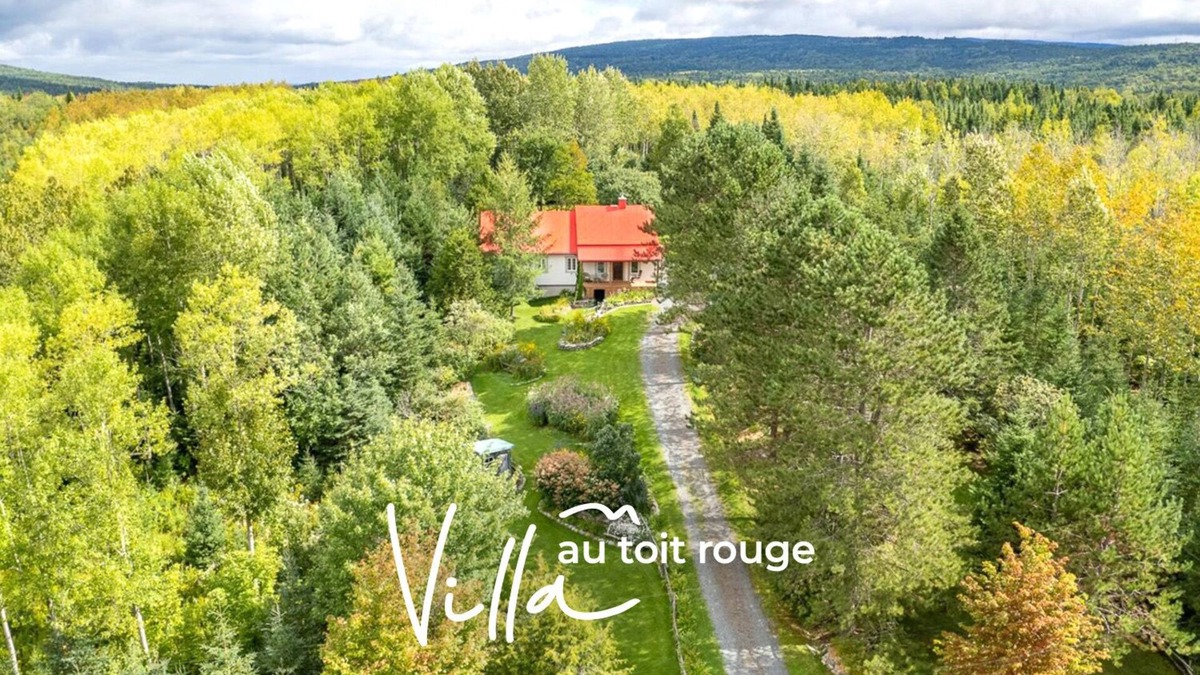 Saint-Nazaire-de-Dorchester Ski Chalet | Charmante Villa au Toit Rouge Près du Parc et la Station du ski Massif du Sud