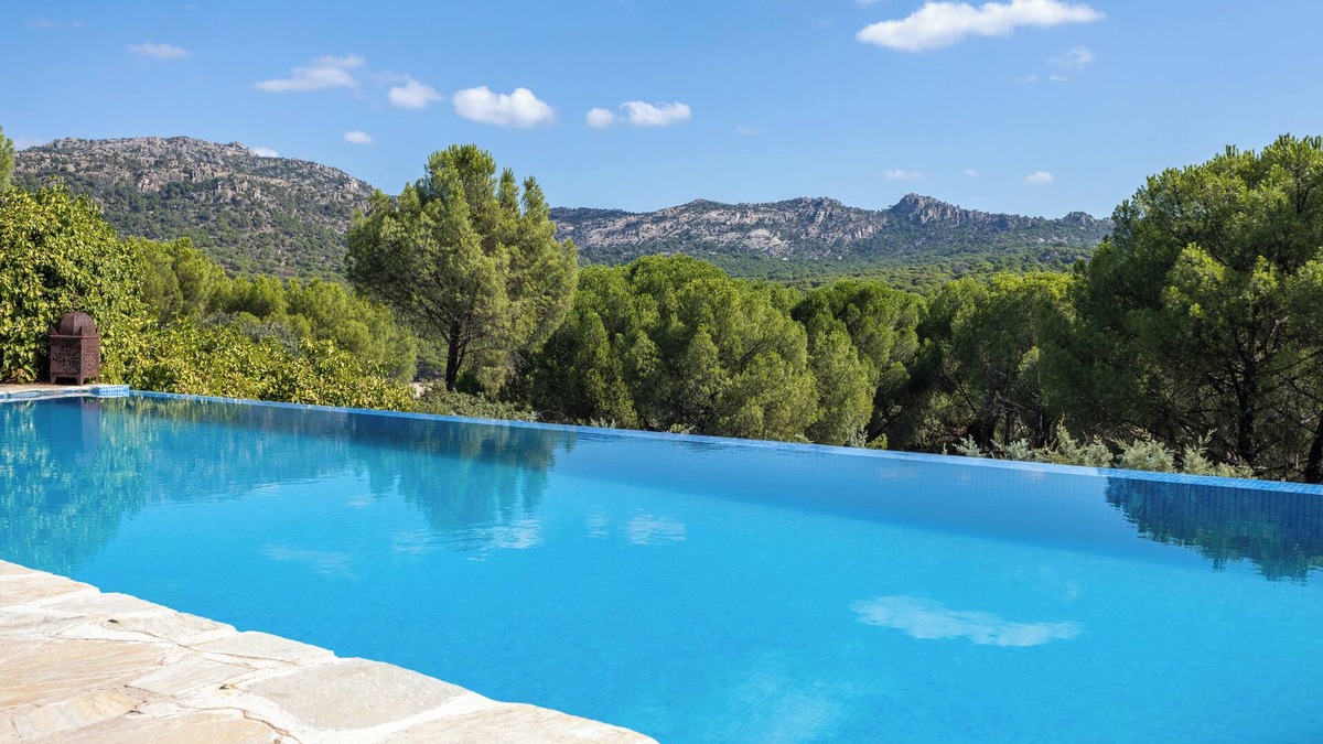 San Martin de Valdeiglesias Ski Chalet | Chalet 'Casa De Cuento' with private pool, private terrace and Wi-Fi