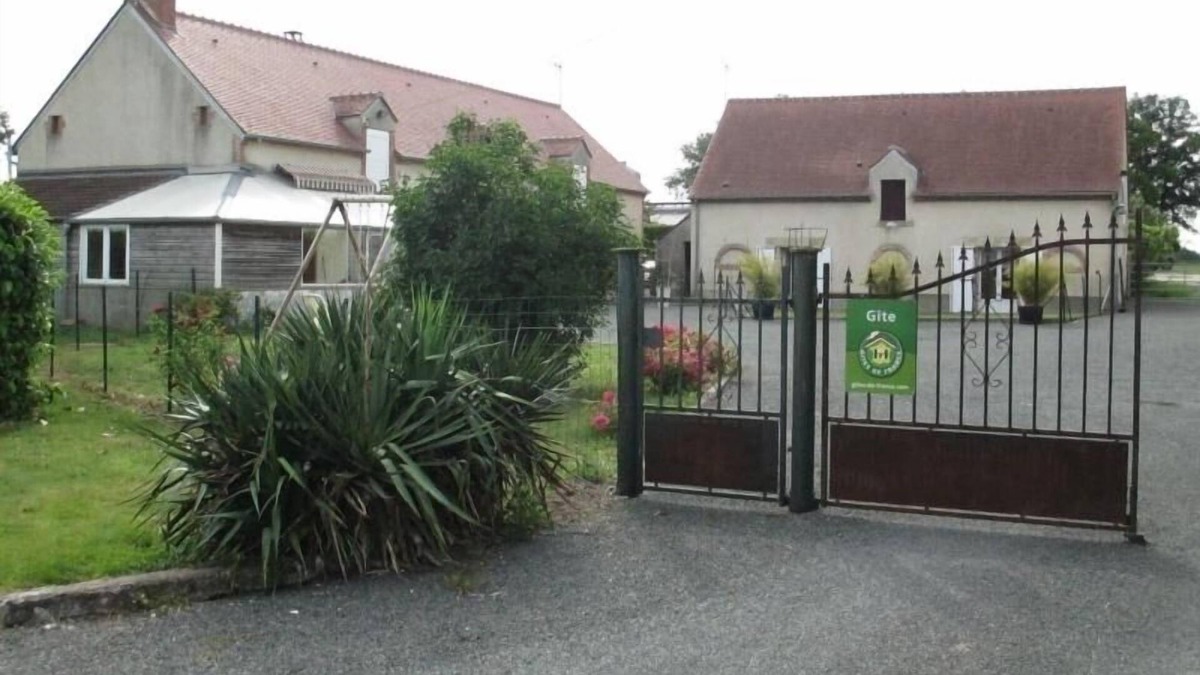 Vieilles-Maisons-sur-Joudry Cottage | Charming Farmhouse Near Woods & Canal - Ideal for Families, Sleeps 9