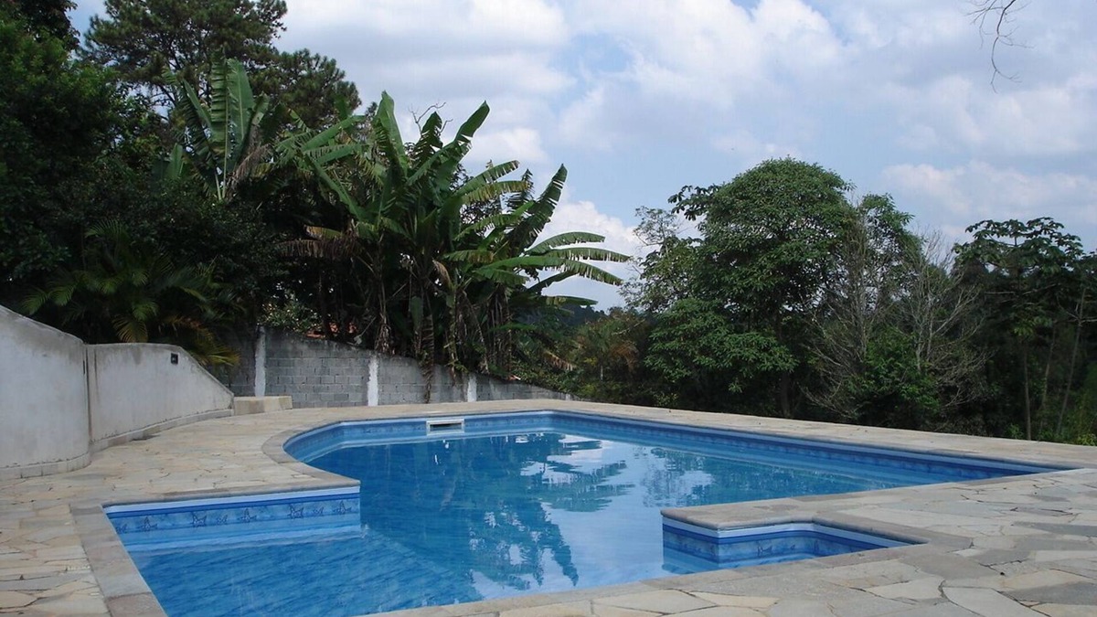 Suzano House | Chacara house with fireplace and lake on the property