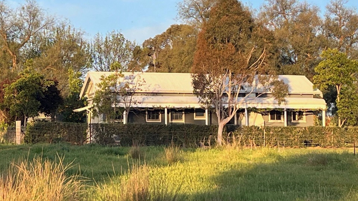 Canowindra Cottage | Chaffcutters Cottage - Pet friendly cottage in idyllic rural setting.
