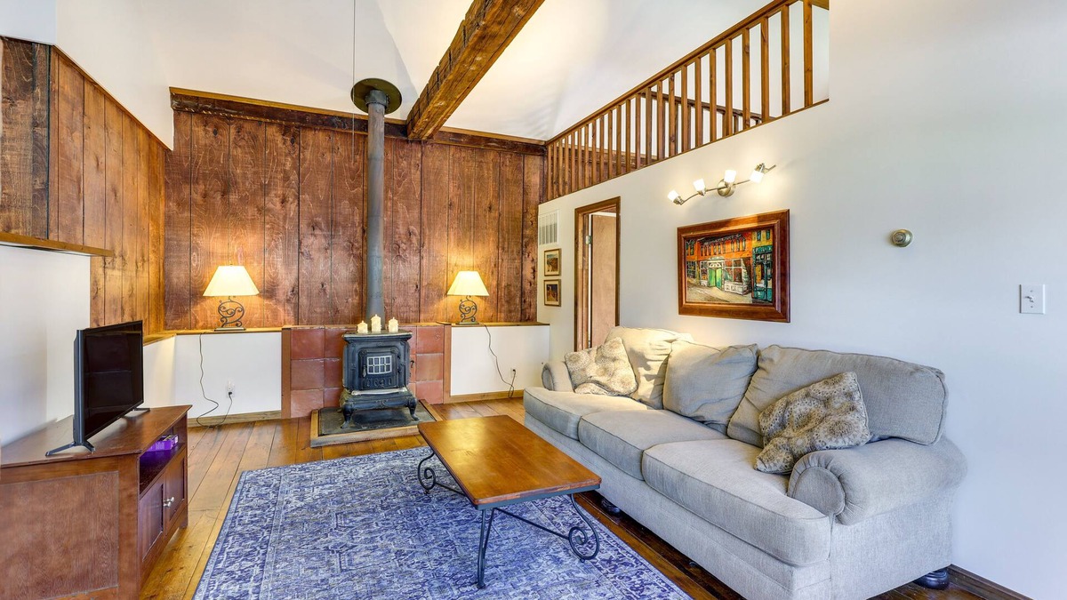 Wayland House | Chagrin Falls Home ~ 2 Mi to Town!