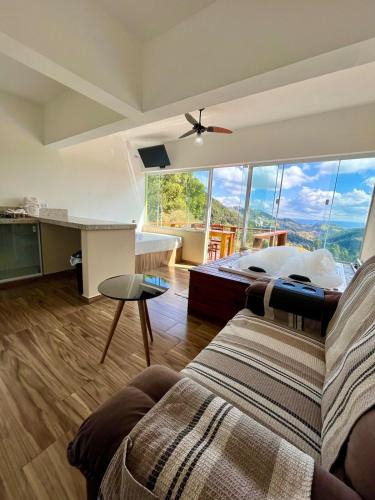 Corrego do Bom Jesus House | Chalé Mirante Da Colina 9, com hidromassagem privativa, café da manhã e piscina