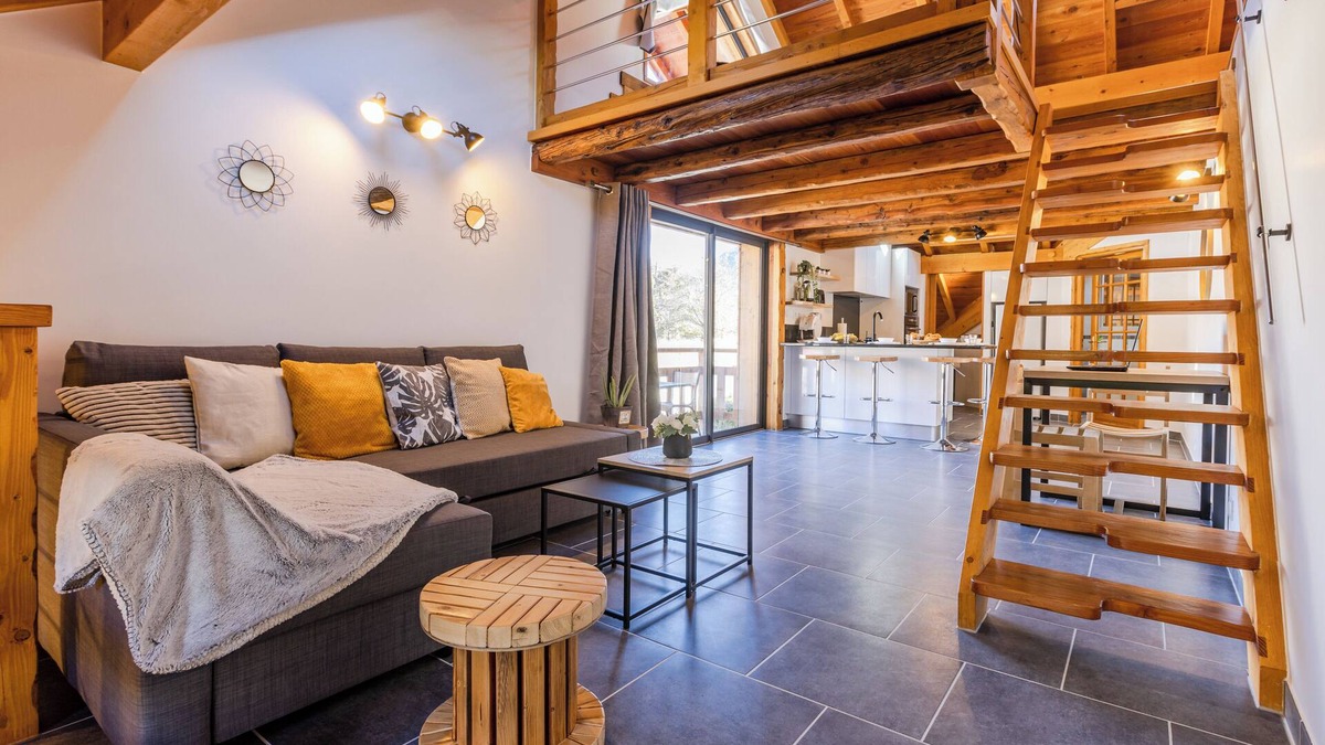 Saint-Martin-de-Queyrieres Apartment | Chalet-style apartment - Parking - Quiet and cosy
