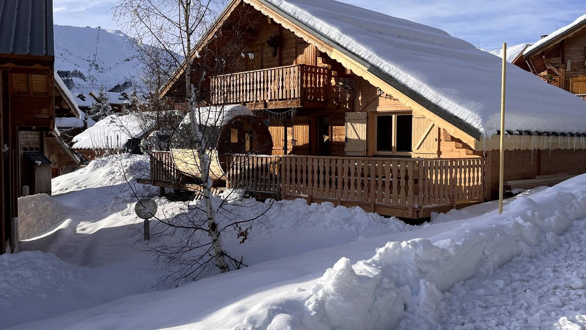 La Toussuire Ski Chalet | Chalet "LA DATCHA" sleeps 12 with skis, SAUNA and WiFi