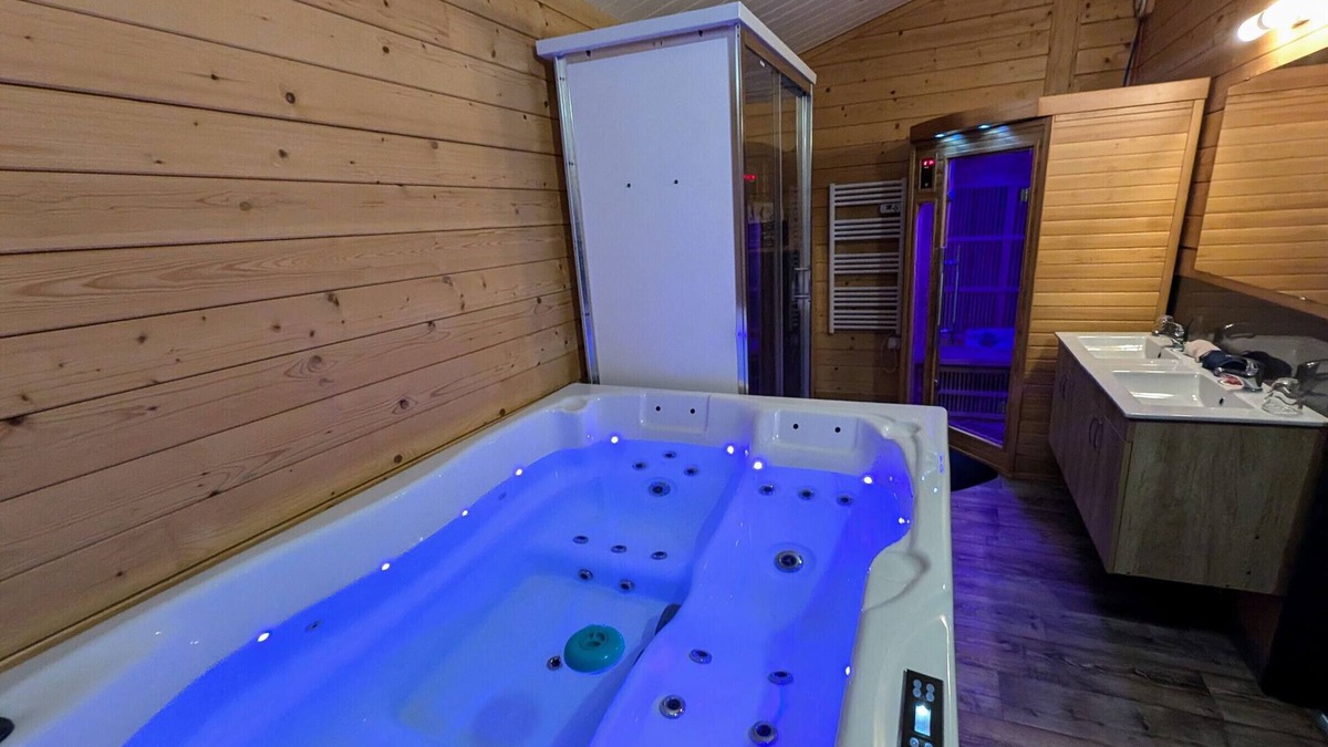 Fougerolles-Saint-Valbert Cottage | Chalet Jonquille with Spa in Southern Vosges