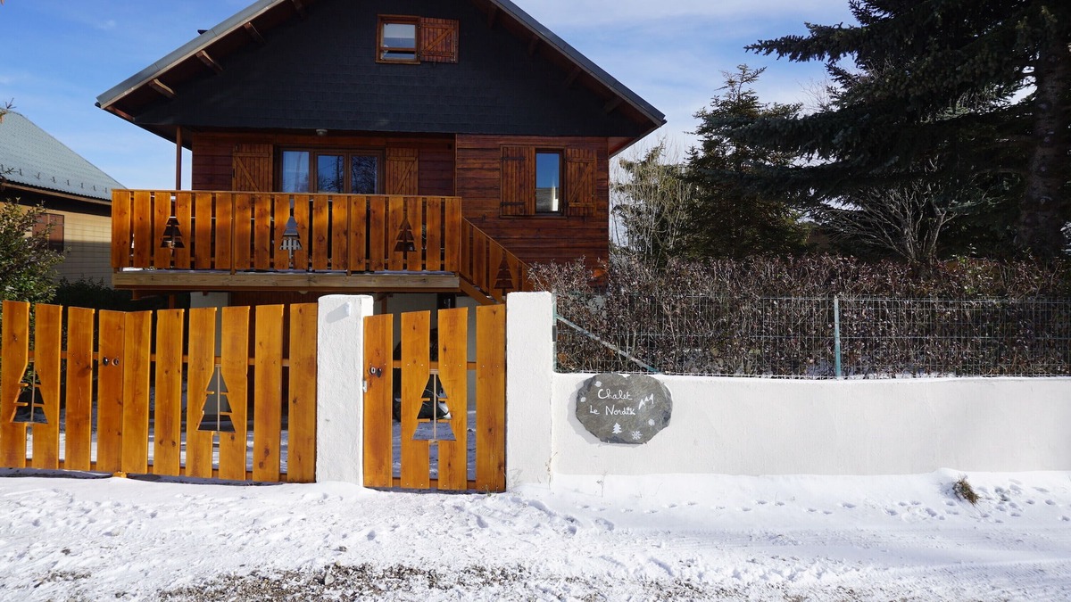 Saint-Pierre-dels-Forcats Ski Chalet | Chalet fireplace garden sauna 10 p.5 mins from the slopes