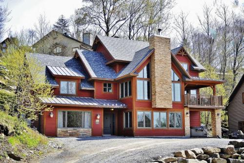 Stoneham Ski Chalet | Chalet 01 Chemin Blanc by Les Chalets Alpins