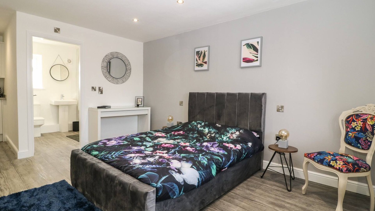 West Heslerton Cottage | CHALET 1, pet friendly, with hot tub in Sherburn