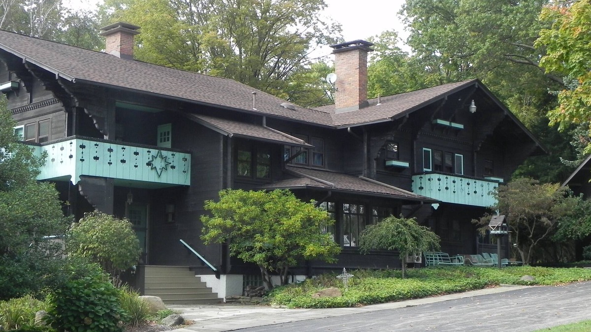 Hubbard Ski Chalet | Chalet 10,000 Sq Ft Mansion, sheeps 12, with 4 bathrooms
