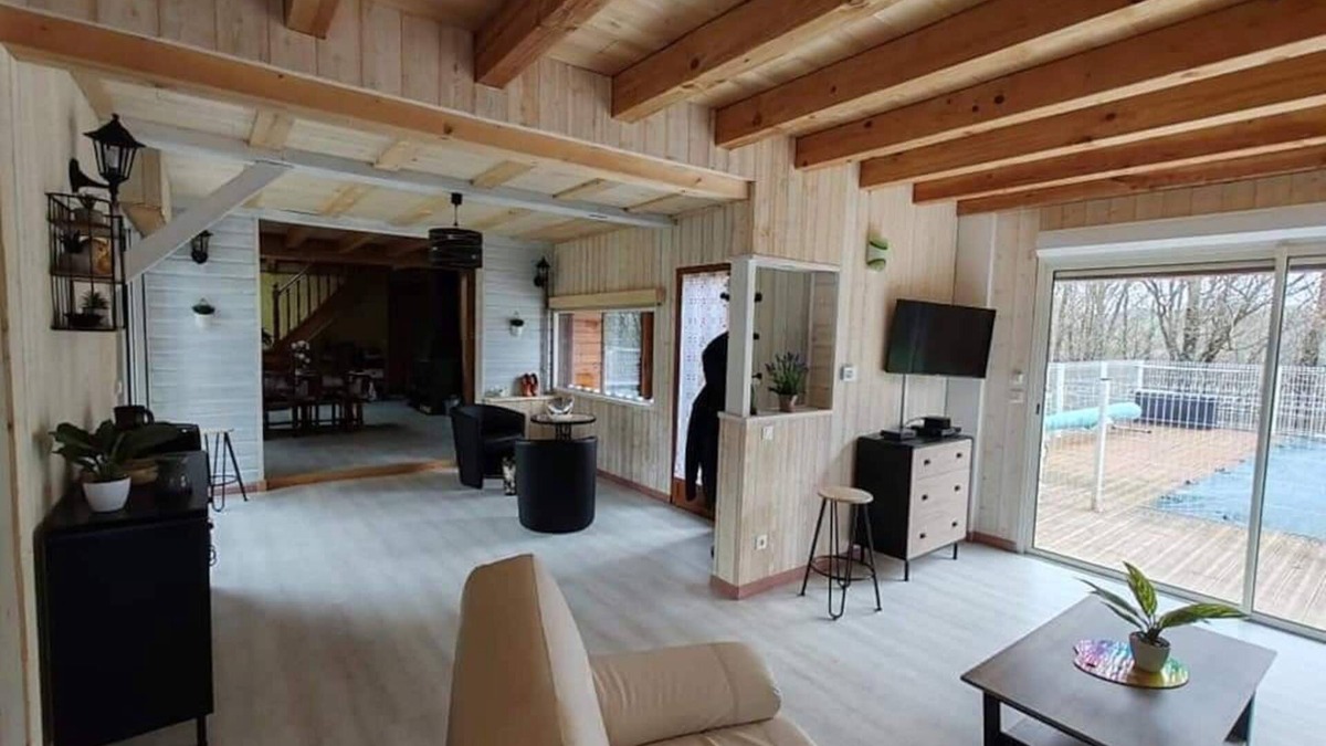 Boisset Ski Chalet | Chalet 30min D'aurillac, Piscine, Jacuzzi, 5 ch, 12 Couchages