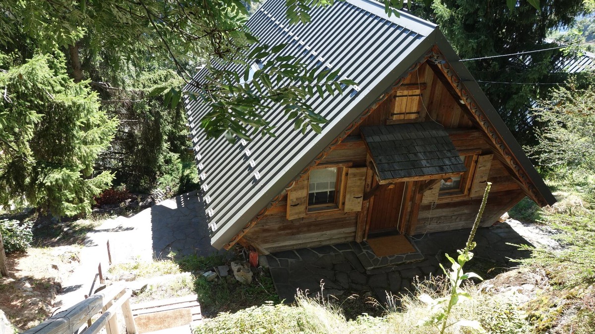Huez-en-Oisans Ski Chalet | Chalet 6 to 8 pers. facing south with view, ideal for family with children
