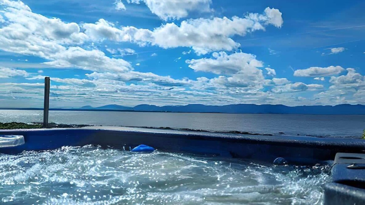 Cap-Saint-Ignace Ski Chalet | Chalet #8 Waterfront | Spa | Fireplace | Wifi | AC