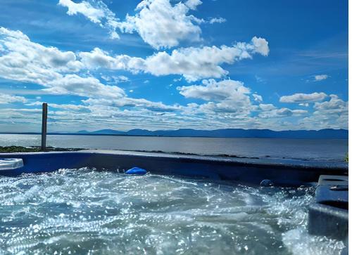 Cap-Saint-Ignace Ski Chalet | Chalet #8 Waterfront with Spa, Fireplace, Wifi and AC