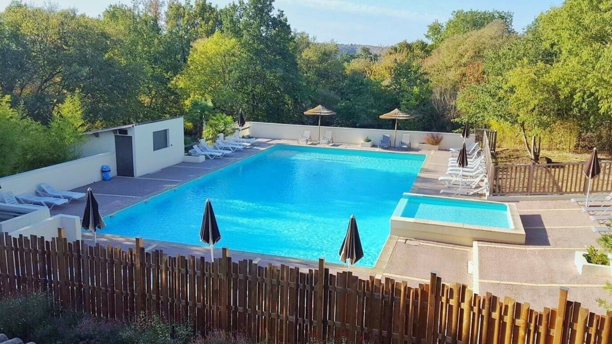 Montreal Ski Chalet | CHALET 9 -Terrace, garden furniture, beautiful view, swimming pool, summer entertainment