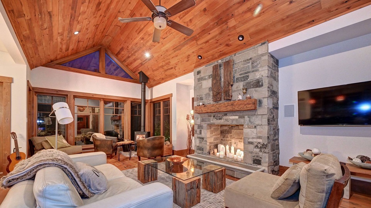 Grand River South House | Chalet Along Hiking Trail, Woodburning stove, Walk to SkiHill, Minutes to Downto