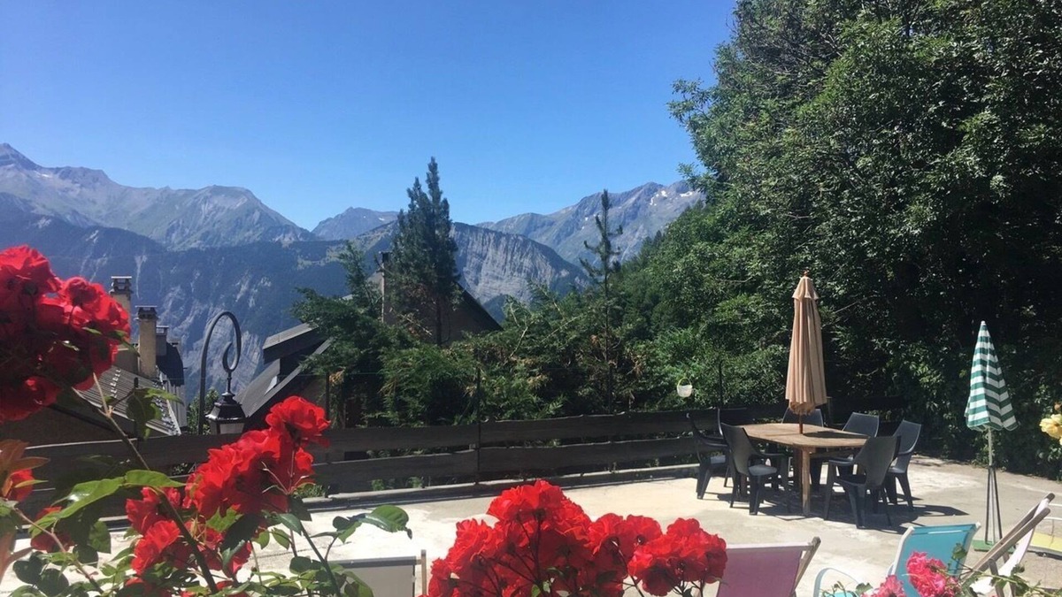 Huez-en-Oisans Ski Chalet | Chalet Alpe d'Huez 10p 100 meters from the cable car, mountain views, garden, terrace