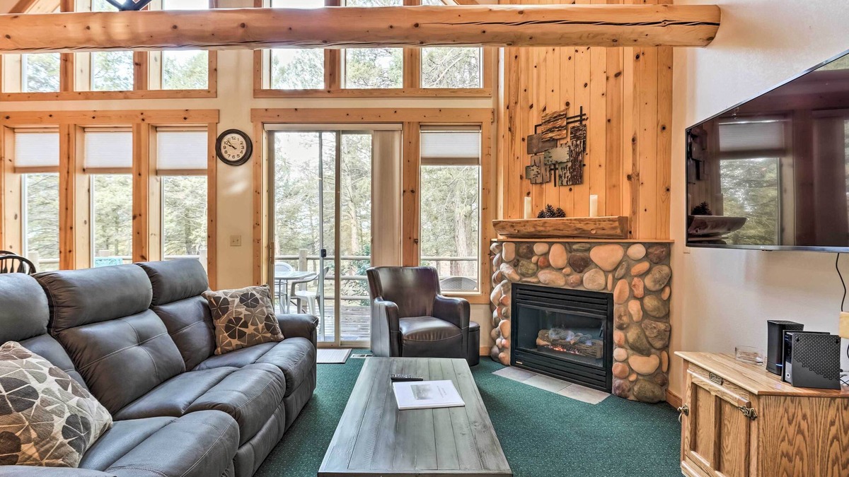Klamath Falls House | Chalet at Running Y Resort w/Wraparound Deck!