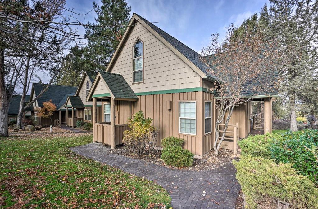 Klamath Falls House | Chalet at Running Y Resort with Wraparound Deck!