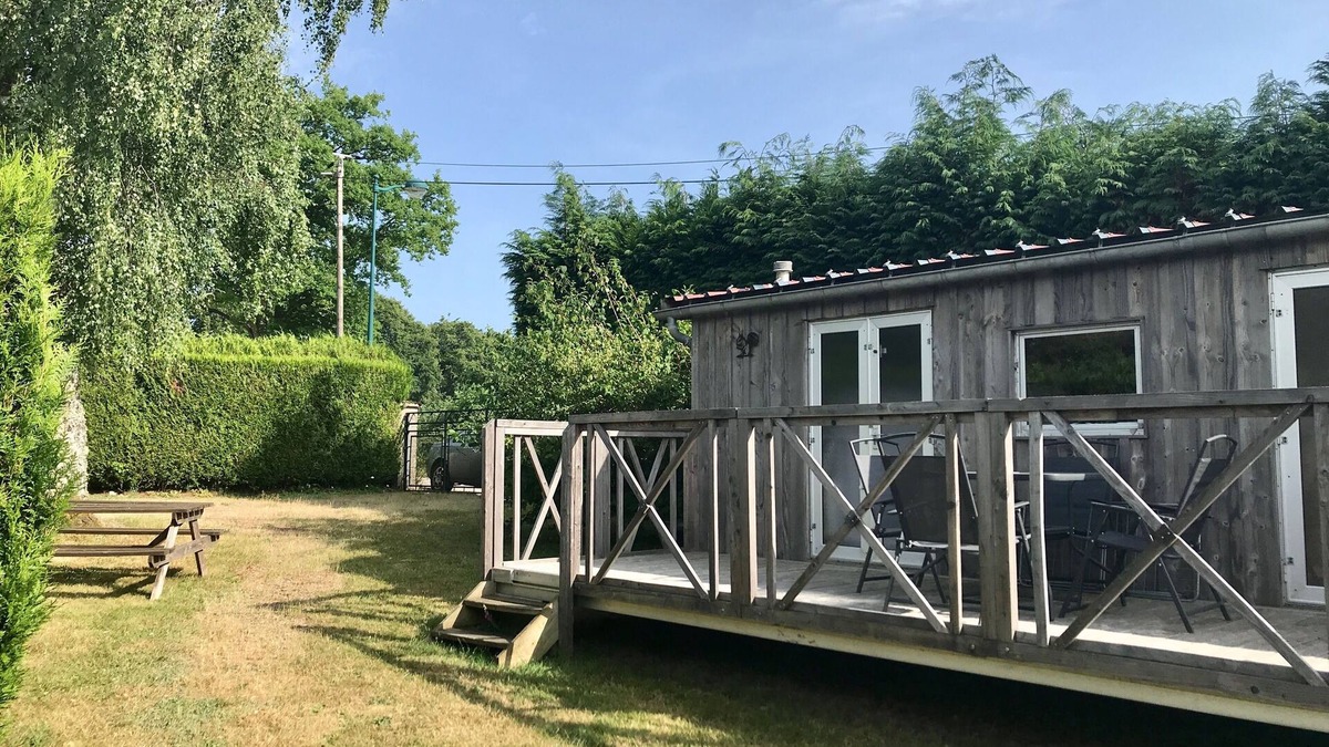 Moux-en-Morvan House | Chalet at the edge of the lake of Settons! mobil home on closed ground, animals accepted!