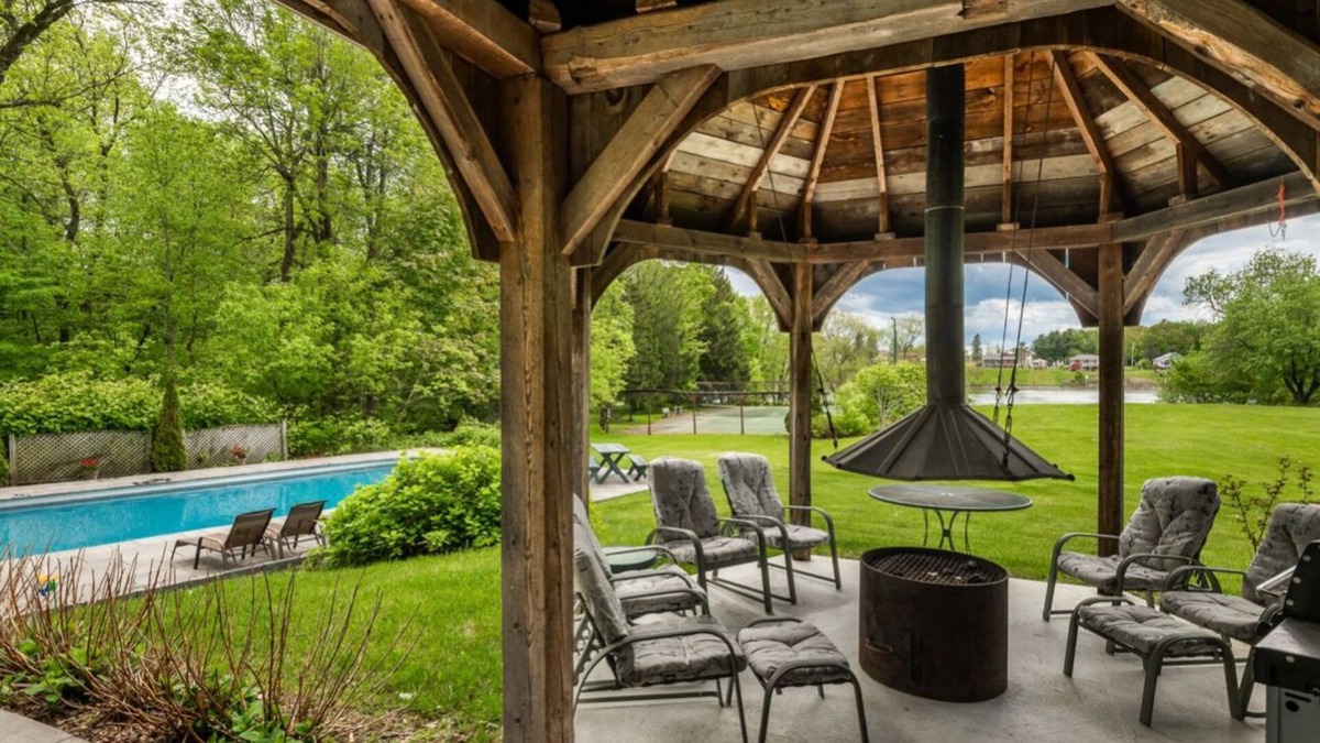 Saint-Ours Ski Chalet | Chalet au Bord de Leau