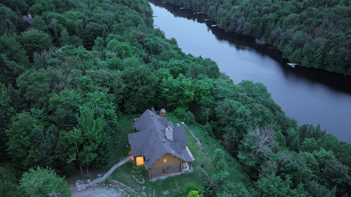 Fiddler Lake Resort Ski Chalet | Chalet Authentik 17: Indoor & Outdoor pools, private Hot tub, Lake and Resort