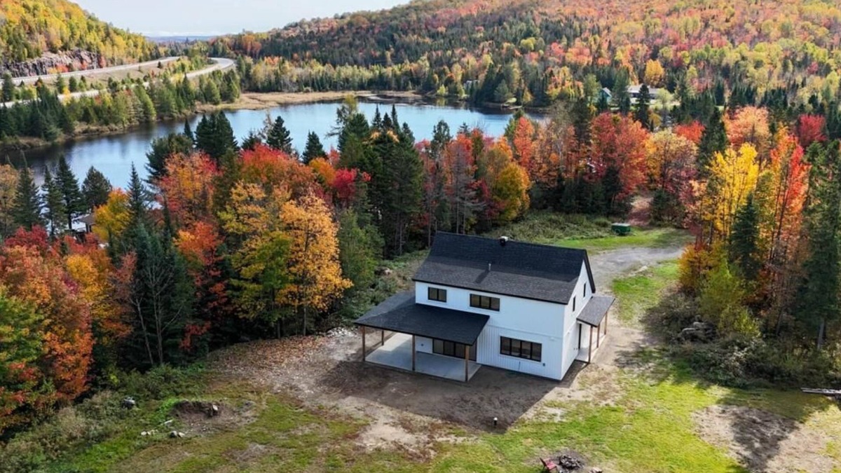 Entrelacs Ski Chalet | Chalet Bèlkay | 1h From Montreal | lake, hot tub, firepit, family-friendly