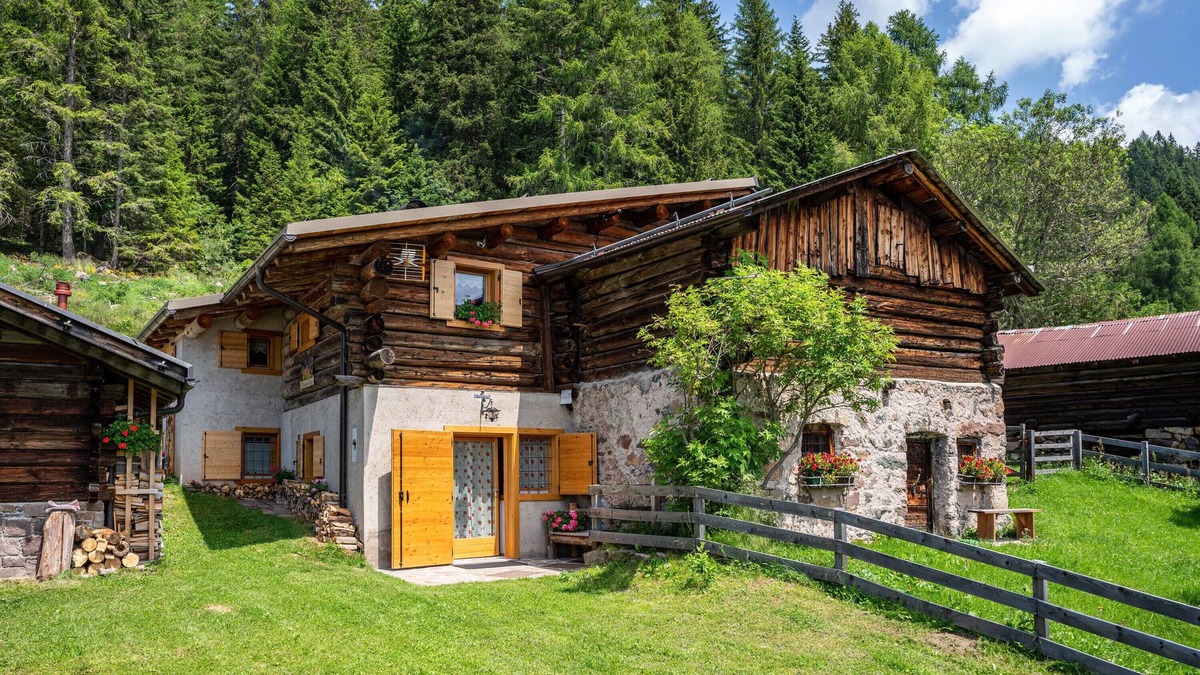 Palu del Fersina Ski Chalet | Chalet 'Baita Naibiz' with Mountain View, Private Terrace and Wi-Fi