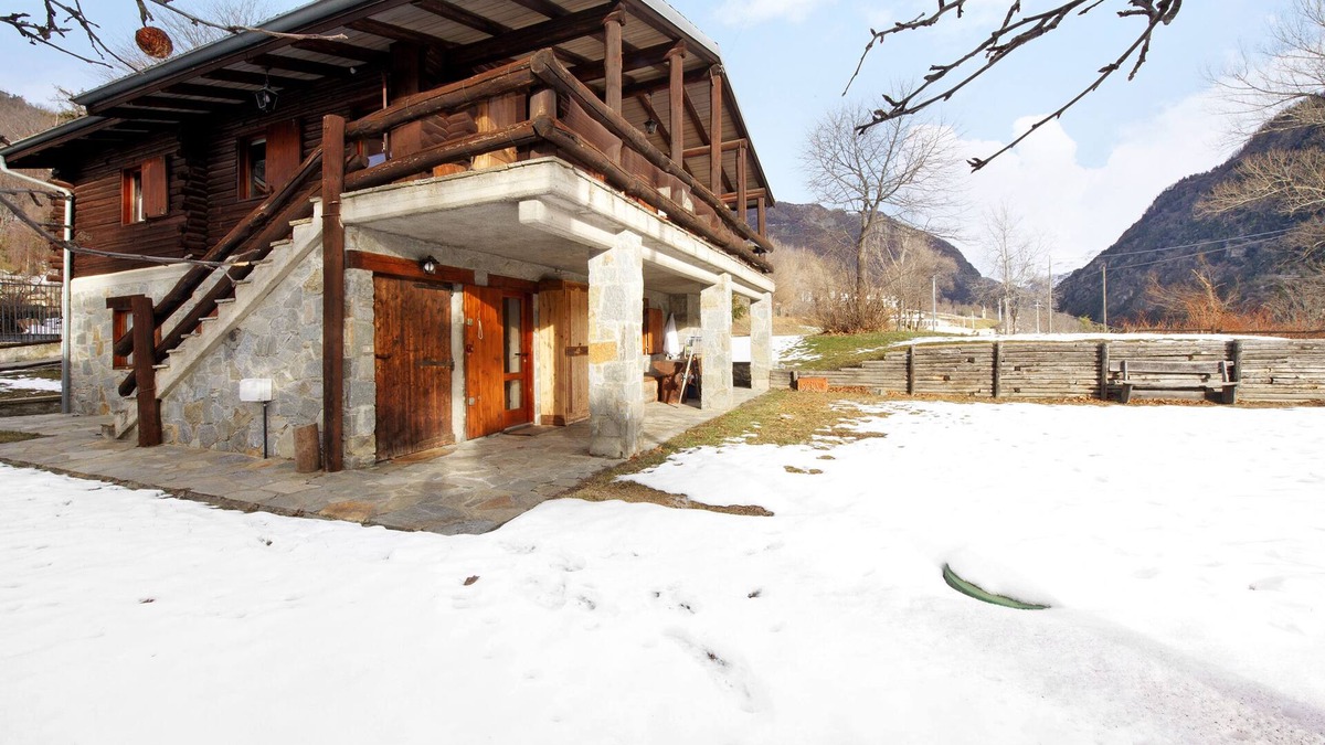 Antey-Saint-Andre Ski Chalet | Chalet 'Bas Vue Cervin Matterhorn' with Private Terrace and Wi-Fi