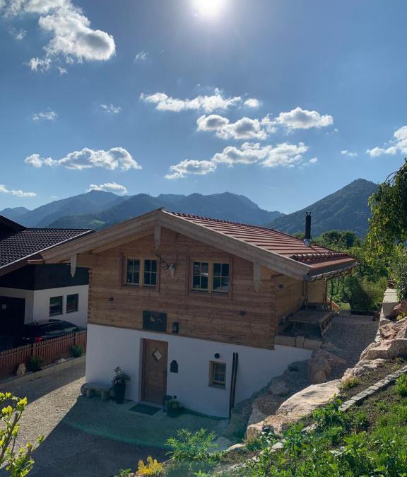 Sankt Valentin Ski Chalet | Chalet BERGSUCHT in Ruhpolding Bayern, Traumlage am sonnigen Südhang, kostenlose Parkplätze, schnelles WLAN, ruhige Sackgasse, NETFLIX inklusive