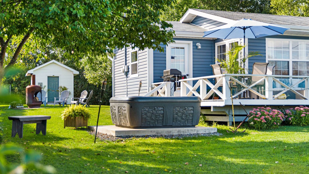 Cormierville Cottage | Chalet bleu vue a la Baie de Cocagne