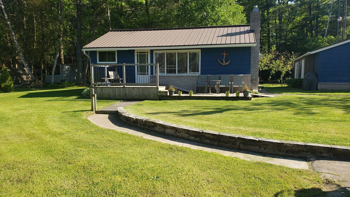 Port Franks Cottage | "Chalet Bleuet" - Enjoy this cozy, 4 season cottage near Port Franks beach!
