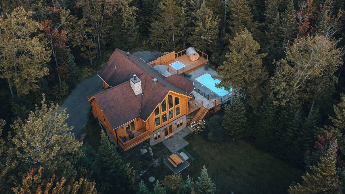Fiddler Lake Resort Ski Chalet | Chalet Blue Jay at Fiddler Lake with hot tub, sauna, and private pool.