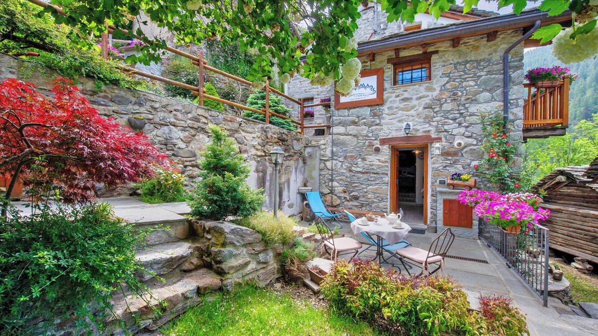 Fontainemore Ski Chalet | Chalet "Bnb Mont Mars Suite Mon Rêve" with Mountain View, Terrace & Wi-Fi