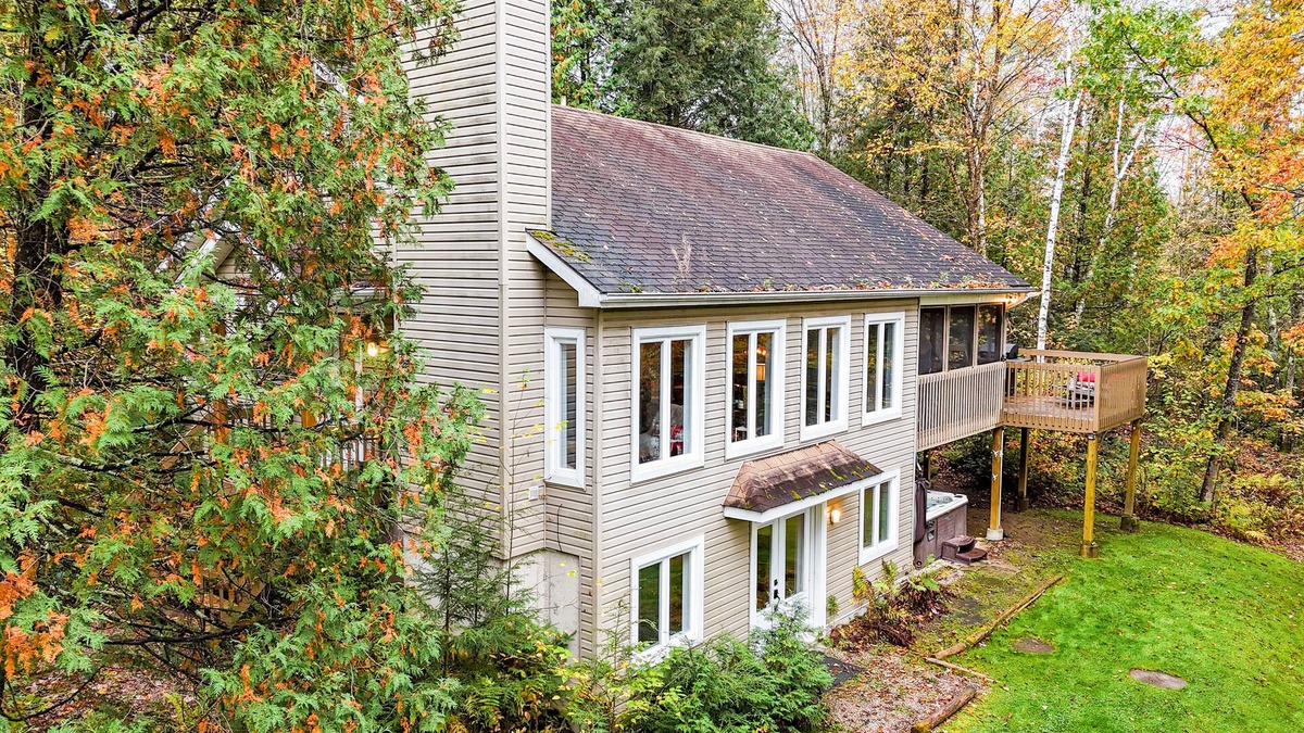 Brebeuf Ski Chalet | Chalet Bord de Rivière Tranquille & Privé Spa Billard Quai a 20 min de Tremblant
