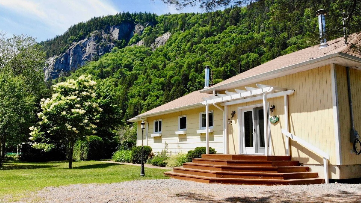Saint-Raymond Ski Chalet | Chalet bordered by the Bras-du-Nord River, located in an enchanting setting.