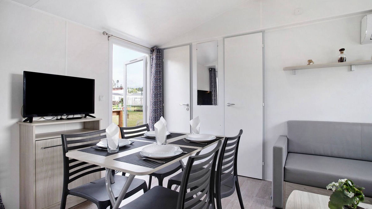 Burinhosa Ski Chalet | Chalet 'Bungalow T2 I - 15 Min From Nazaré' with Shared Pool, Private Terrace and Air Conditioning
