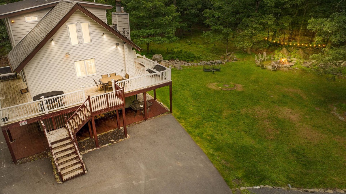 East Stroudsburg Ski Chalet | Chalet by the River: Adventure Awaits