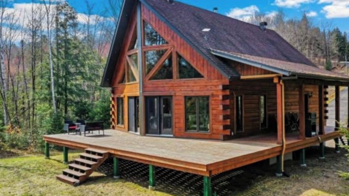 Pointe-au-Chene Ski Chalet | Chalet Lakehouse dreamy and private by the beautiful lake. Close to Montreal