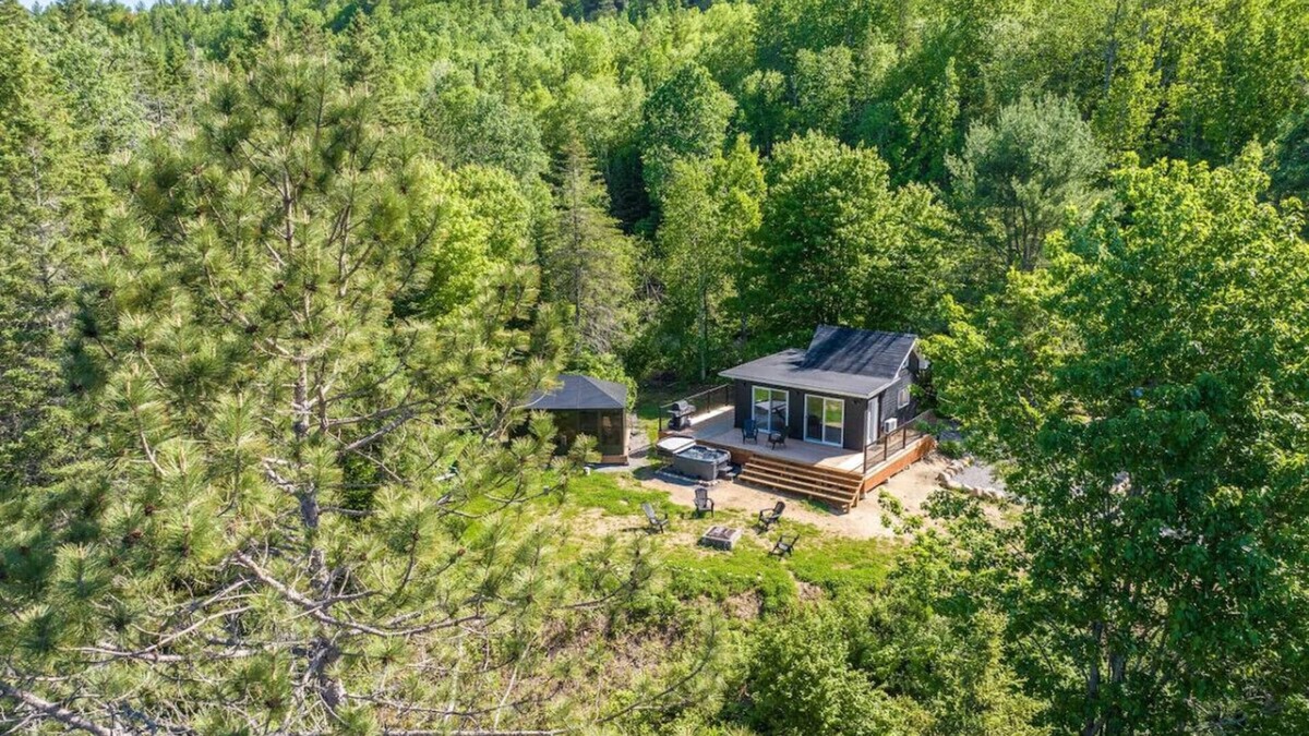 Saint-Alphonse-Rodriguez House | Chalet Hello| Private Lake Access | Hot Tub | EV