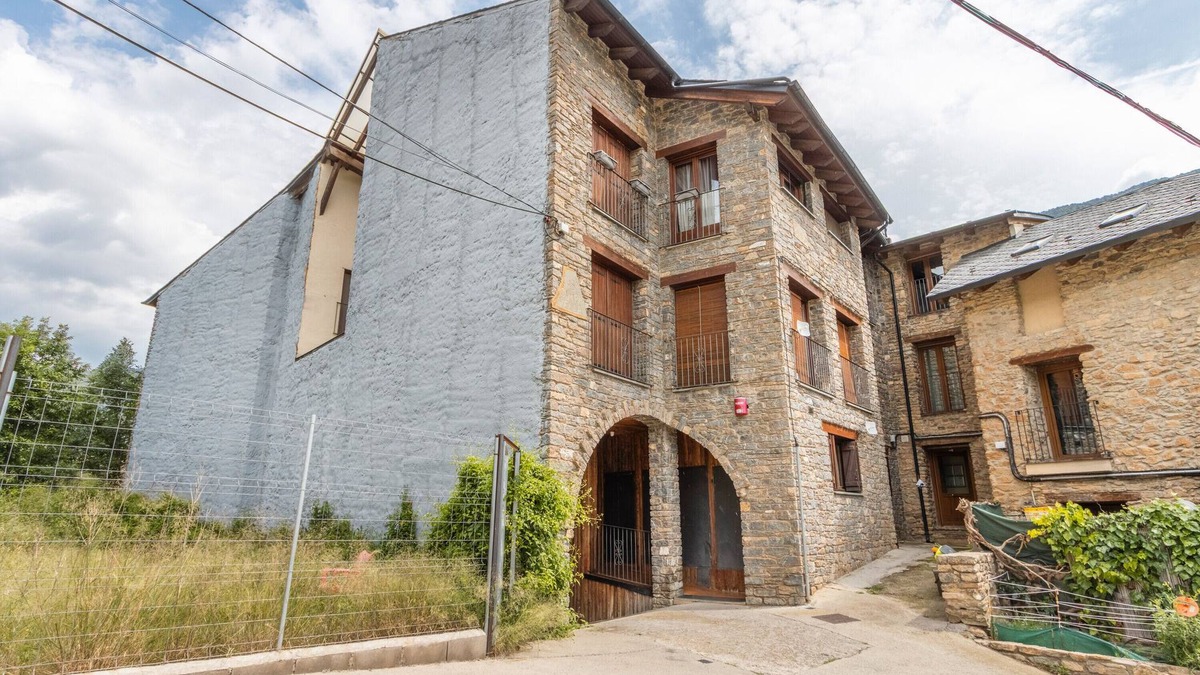 Sort Apartment | Chalet 'Cambuleta En La Bastida' with Mountain Views, Balcony and Wi-Fi