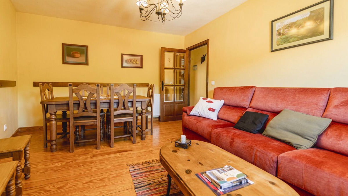 Valle de Valdelaguna Ski Chalet | Chalet 'Casa Rural Las Hoyas I' with Mountain View