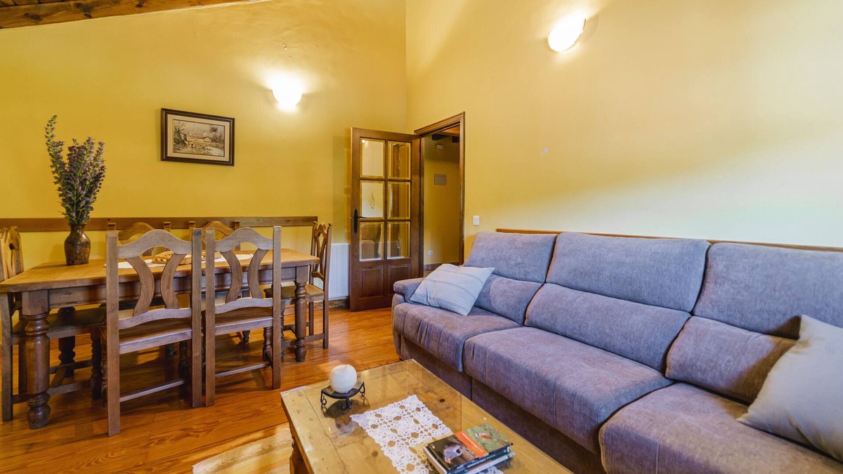 Valle de Valdelaguna Ski Chalet | Chalet 'Casa Rural Las Hoyas Ll' with Mountain View